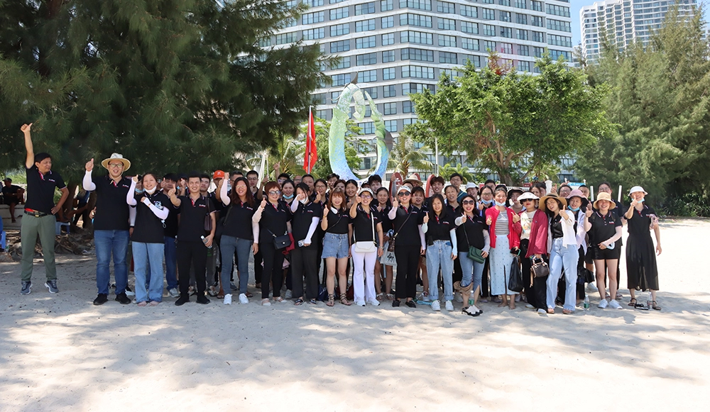 Yaz plajında ​​takım oluşturma etkinlikleri