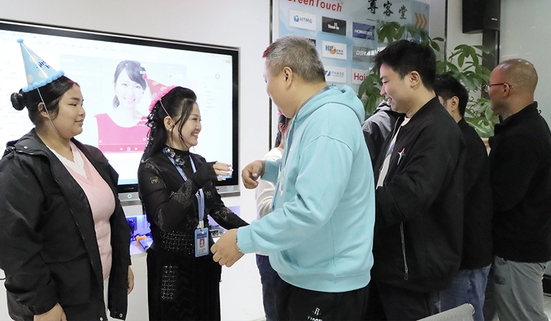 Sıcaklık birlikte y&uuml;r&uuml;r ve birlikte doğum g&uuml;nlerini kutlar.