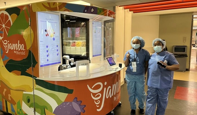 Atlanta hastanesi, Blendid tarafından &uuml;retilen Jamba adlı robotik smoothie kioskunu test ediyor.