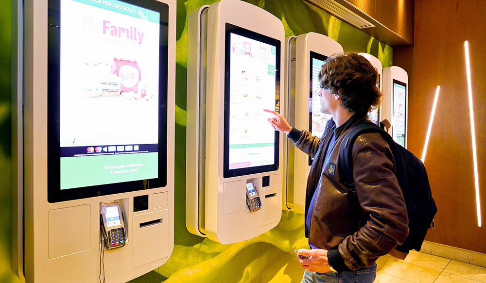 DivDat, self servis &ouml;deme kiosklarına otob&uuml;s bileti otomatları ekledi.